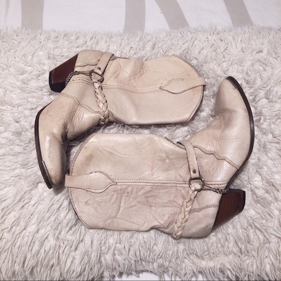 Vintage Shoes - Cream leather cowboy western style boho boots!